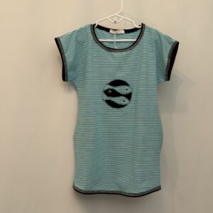 Artikl 3004- Suvenir dječja tunika kimono rukav s bočnim džepovima tirkizne pruge- motiv stiliziranih ribica