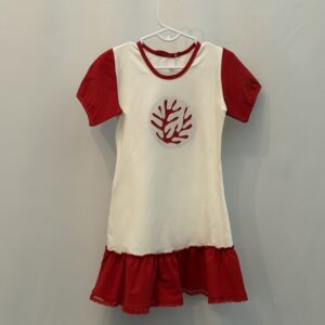Artikl 3007- Suvenir Dječija haljina kratki rukav -čipka, natur s crvenim volanom i rukavima; motiv koralja